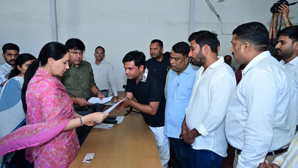 उपमुख्यमंत्री दिया कुमारी ने सिविल लाइंस आवास पर सुनी जनसमस्याएं,अधिकारियों को त्वरित समाधान के दिए निर्देश