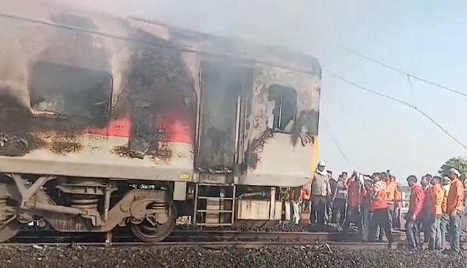 त्रिवेंद्रम-निजामुद्दीन राजधानी एक्सप्रेस के दो कोच में आग,सभी यात्री सुरक्षित;दिल्ली-मुंबई रेल मार्ग प्रभावित
