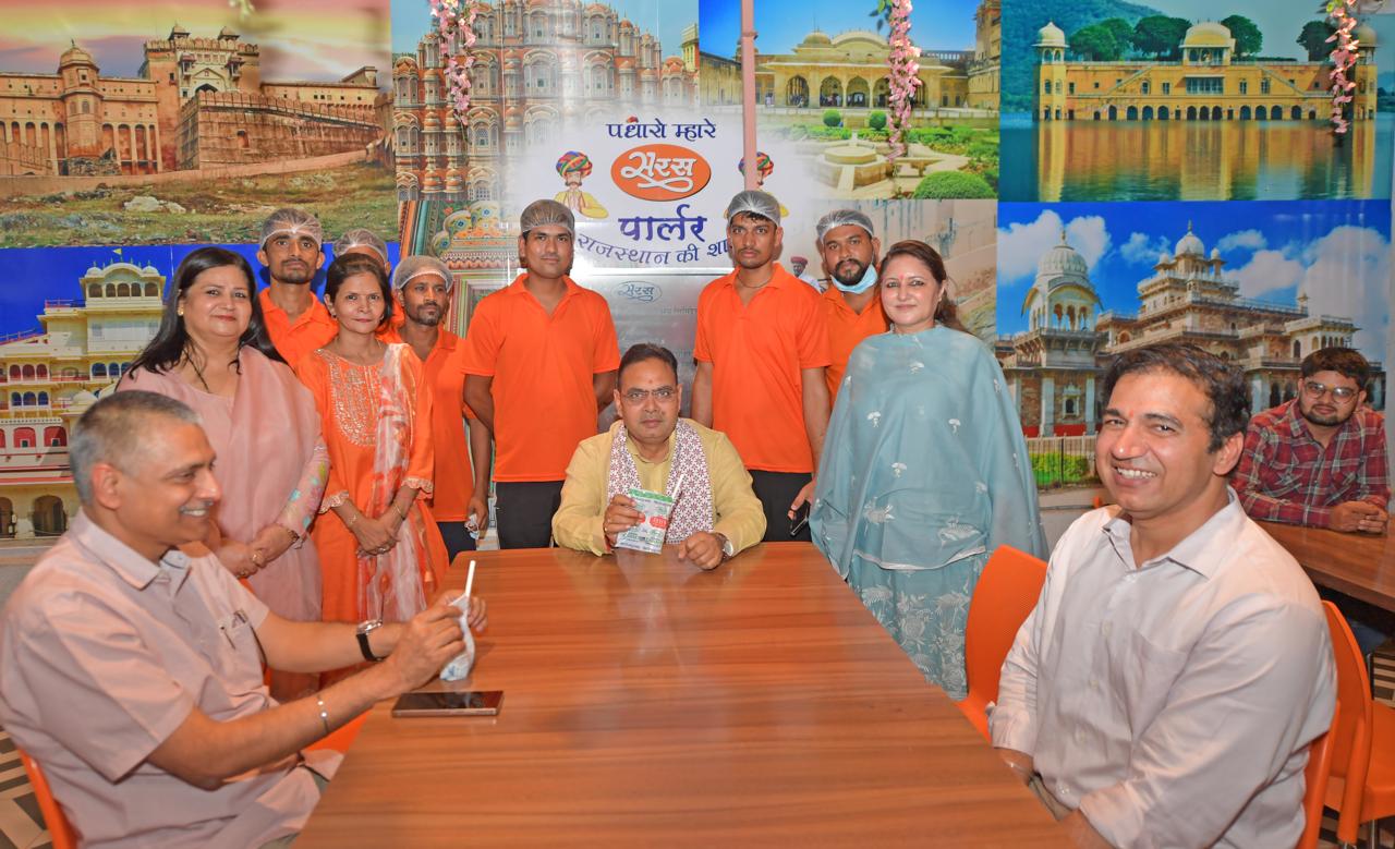 डेयरी क्षेत्र से ग्रामीण अर्थव्यवस्था मजबूत करने पर जोर देते हुए,मुख्यमंत्री भजनलाल शर्मा ने सरस पार्लर पहुंचकर स्थानीय और स्वास्थ्यवर्धक उत्पादों को बढ़ावा दिया।