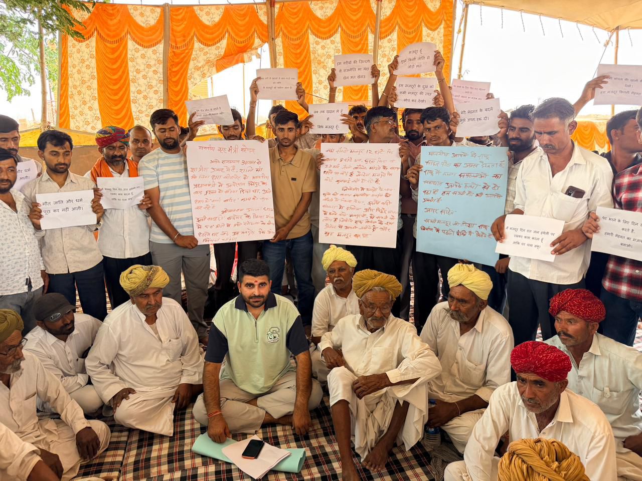 गिरल लिग्नाइट माइंस आंदोलन का 20वां दिन: श्रमिकों संग धरनास्थल पर डटे रहे शिव विधायक रविन्द्र सिंह भाटी,गृह मंत्री अमित शाह को श्रमिकों ने ख़ून से लिखा पत्र