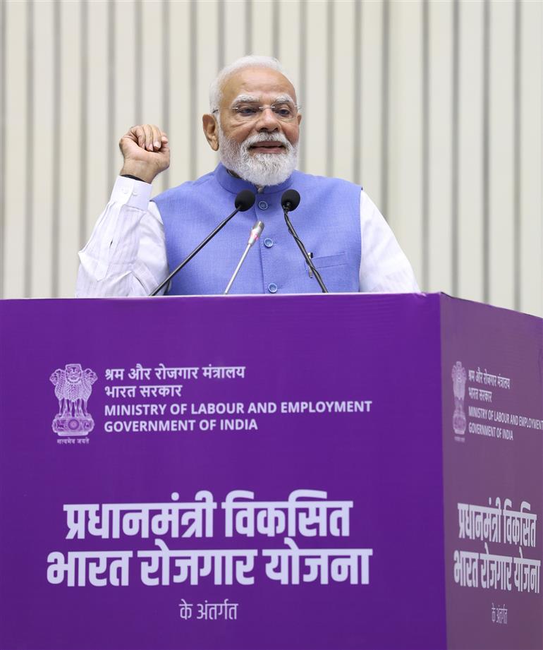 पीएम विकसित भारत रोजगार योजना:मोदी ने 15 लाख युवाओं को ₹2400 करोड़ दिए,बोले- युवाओं के हुनर से बनेगा विकसित भारत
