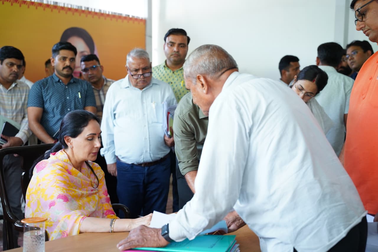 उपमुख्यमंत्री दिया कुमारी ने जनसुनवाई में सुनीं आमजन की समस्याएं,अधिकारियों को दिए त्वरित समाधान के निर्देश