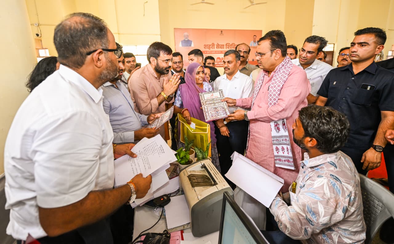सांगानेर में शहरी सेवा शिविर का निरीक्षण,मुख्यमंत्री ने लाभार्थियों से लिया योजनाओं का फीडबैक:पट्टे,प्रमाण पत्र और सहायता राशि वितरित;लंबित मामलों के त्वरित निस्तारण के निर्देश