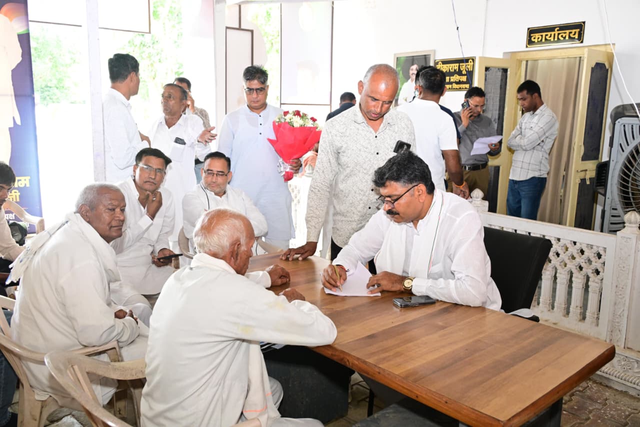 अलवर में कानून व्यवस्था और स्वच्छता पर टीकाराम जूली का सरकार पर हमला,बोले- ‘गौशालाओं पर भाजपा नेताओं का कब्जा,अवैध खनन को मिल रहा संरक्षण’