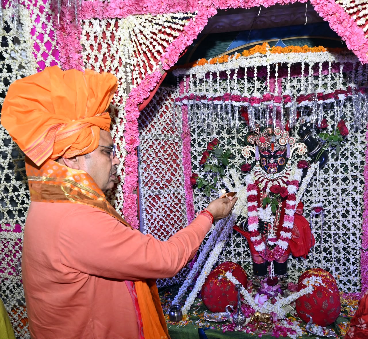 डीग दौरे पर मुख्यमंत्री भजनलाल शर्मा ने श्रीनाथजी मंदिर में पूजा की,गोवर्धन परिक्रमा मार्ग पर श्रद्धालुओं को प्रसाद वितरित कर जल सेवा की