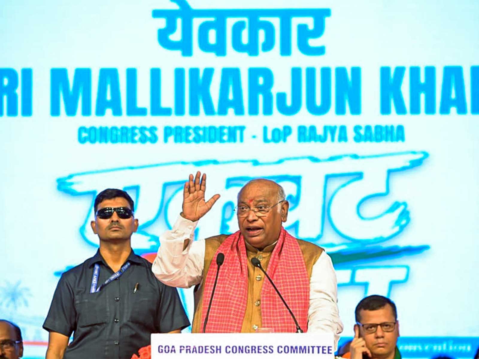 ‘अमित शाह तब बच्चे थे,आज हमें देशभक्ति सिखा रहे हैं’:खड़गे का बीजेपी पर हमला,वंदे मातरम विवाद भी गरमाया