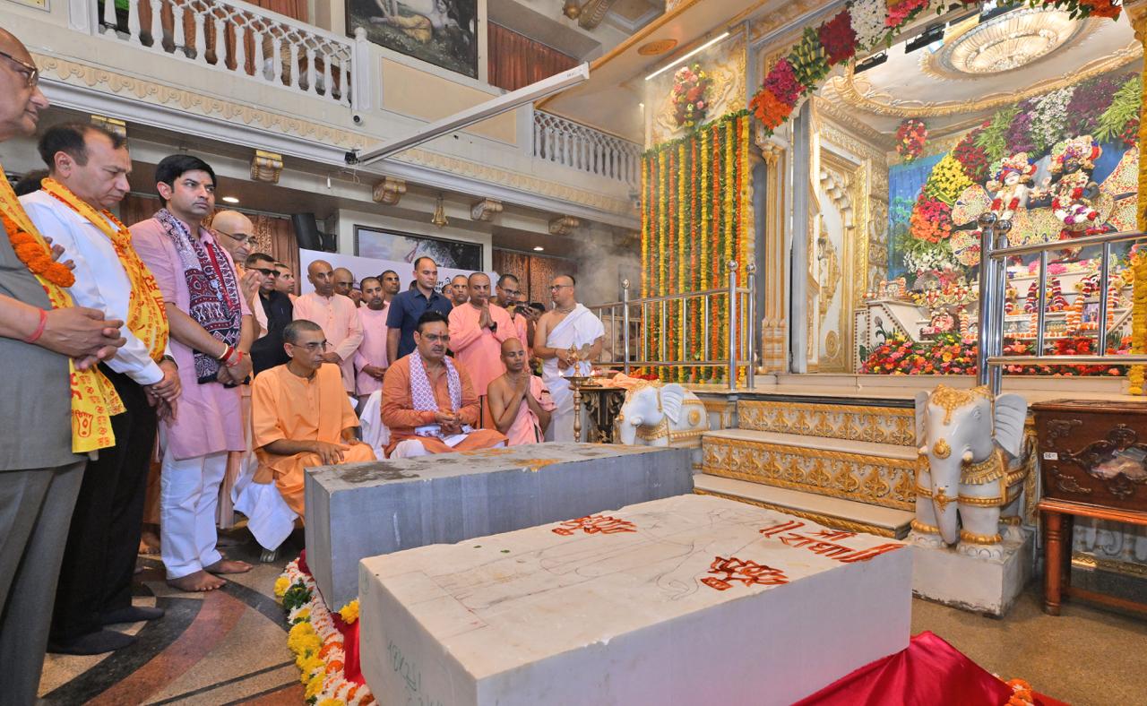 सीएम भजनलाल शर्मा ने गुप्त वृंदावन धाम में राधा-कृष्ण शिला का पूजन किया