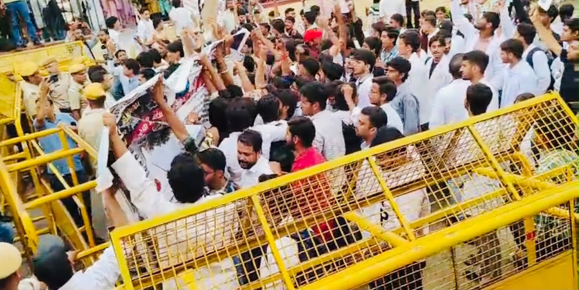 प्रदेश के फिजियोथेरेपिस्टों ने किया मुख्यमंत्री आवास का घेराव, वार्ता नहीं होने पर आक्रोश