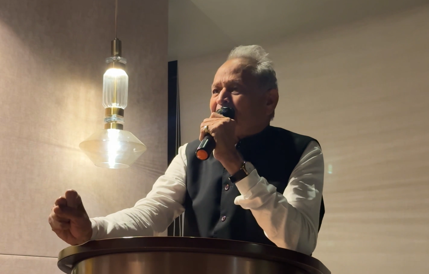 गहलोत ने कांग्रेस कार्यकर्ताओं से कहा—आपसी झगड़े से बचें, एकजुट रहेंगे तो निकायों में बनेगी कांग्रेस की सरकार