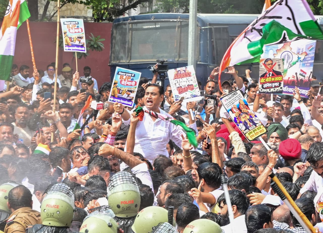 वोटर लिस्ट में अनियमितताओं के आरोपों को लेकर जयपुर में कांग्रेस का प्रदर्शन,डोटासरा के नेतृत्व में कार्यकर्ताओं ने मार्च निकाला