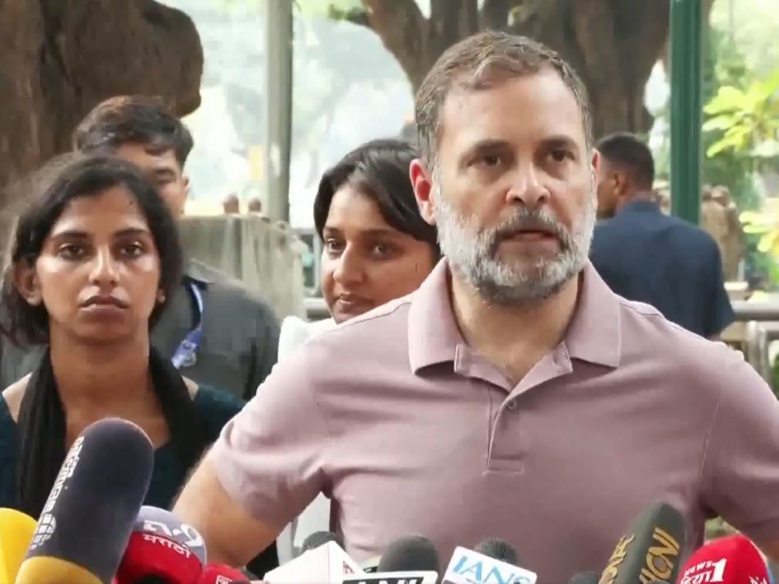 SIR के खिलाफ प्रदर्शन करने वाले छात्रों से मिले राहुल गांधी, पुलिस पर मारपीट और हिरासत में ज्यादती के आरोप