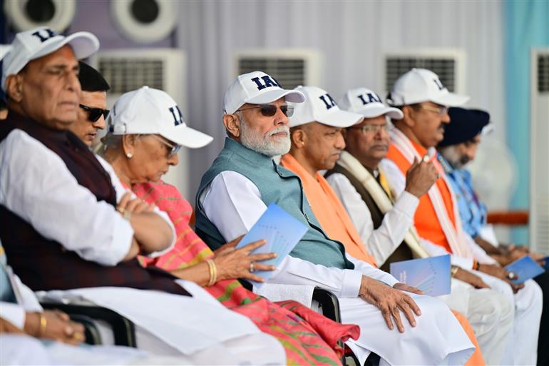 वाराणसी में वायुसेना दिवस पर पीएम मोदी ने देखा हवाई प्रदर्शन, ‘विंग्स ओवर गंगा’ में तेजस और राफेल ने दिखाए करतब