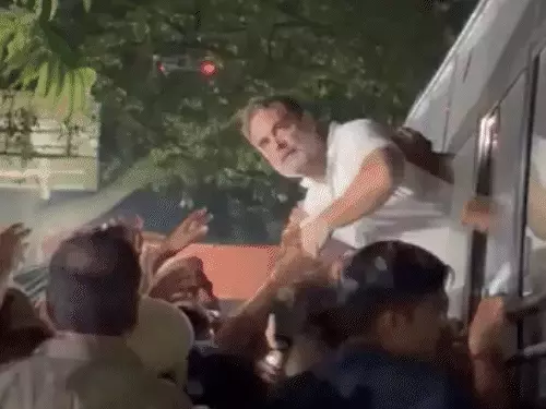 राहुल-प्रियंका गांधी हिरासत में लिए गए,रात में रिहा;हाथ में संविधान की कॉपी लेकर निकले राहुल
