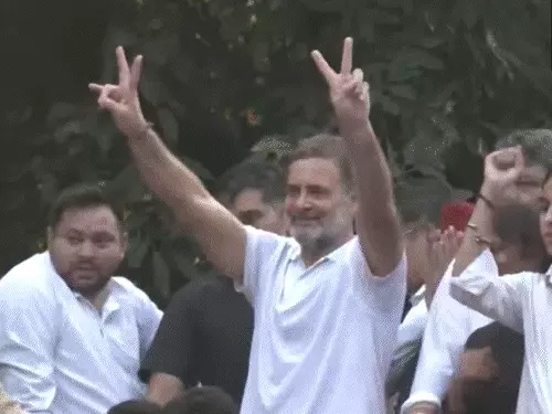 SIR में गड़बड़ी के आरोपों को लेकर राहुल गांधी समेत विपक्षी सांसद सुप्रीम कोर्ट पहुंचे,मंगलवार को बैठक बुलाएंगे