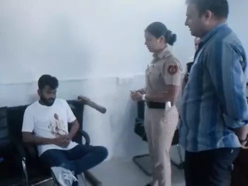 अभिजीत दीपके की हिरासत का वीडियो जारी,दादी के अंतिम संस्कार में जाने की पेशकश ठुकराने का दृश्य;CJP ने पुलिस पर लगाए आरोप